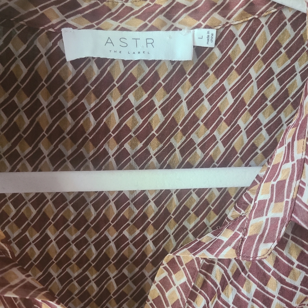 Astr The Label Ruched Button Up Top, Size Large - image 4